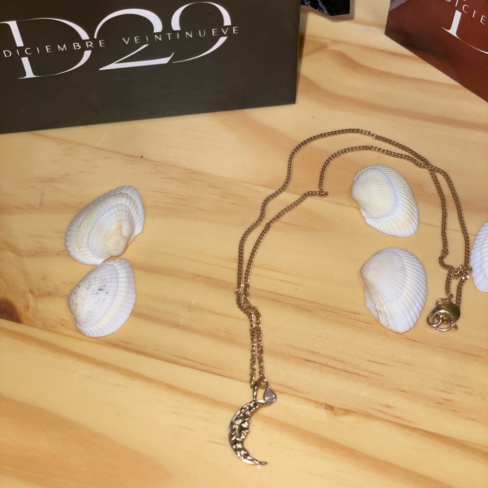Luna Necklace Diciembre veintinueve